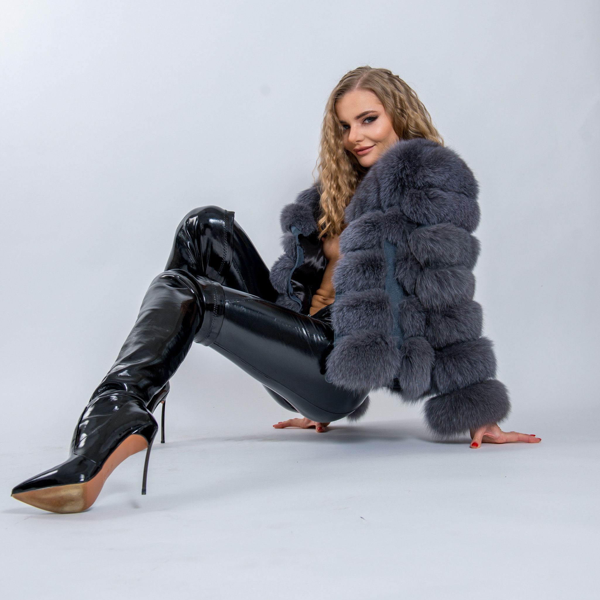 pics SHINY LEGGING AND BOOTS FUR WORN BY FIBI