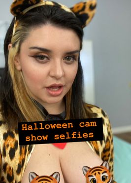 Halloween cam show selfies