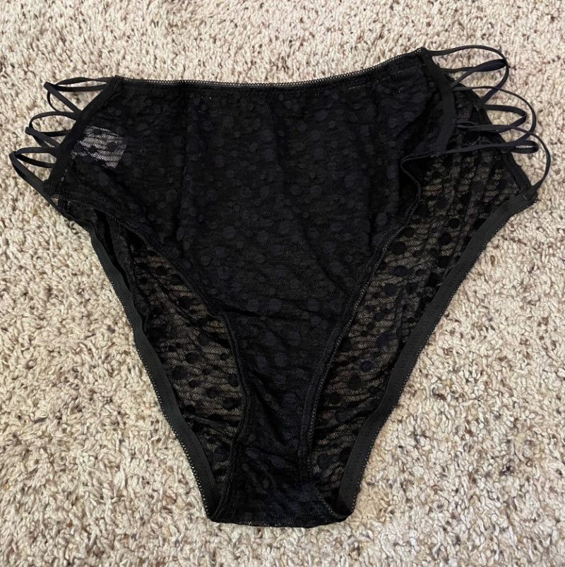 Black lace wire panties