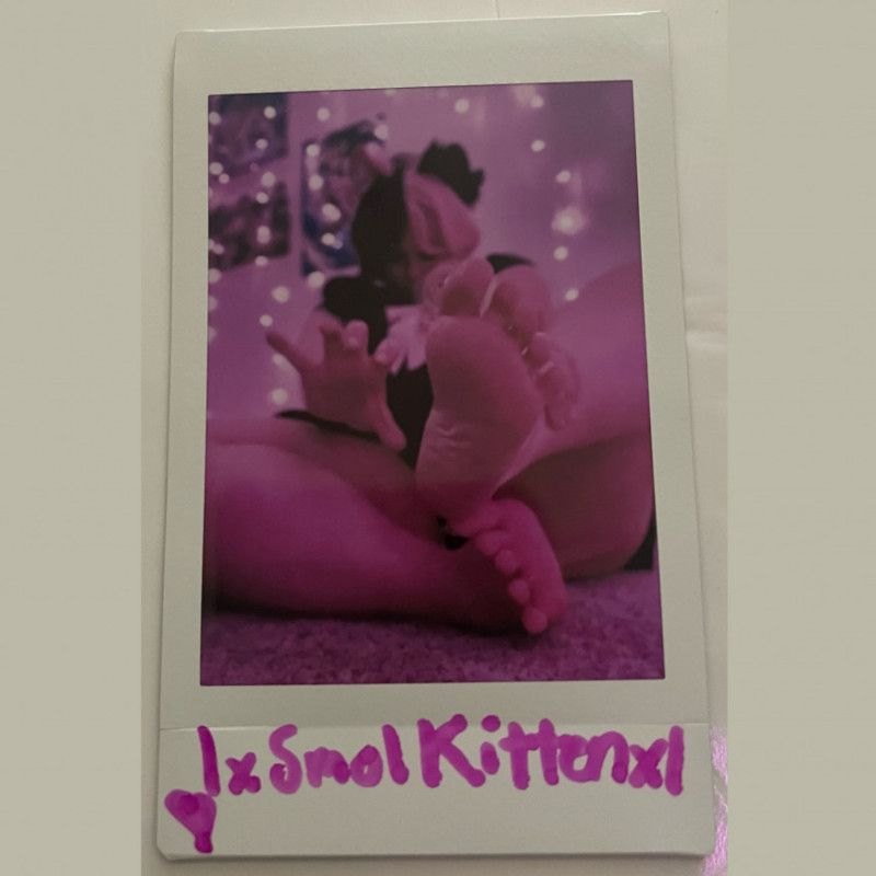 DDs Girl Feet Polaroid