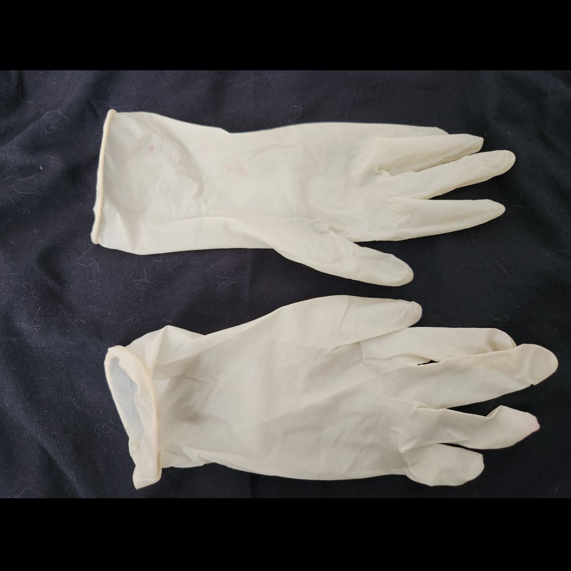 Used white latex exam gloves size XS