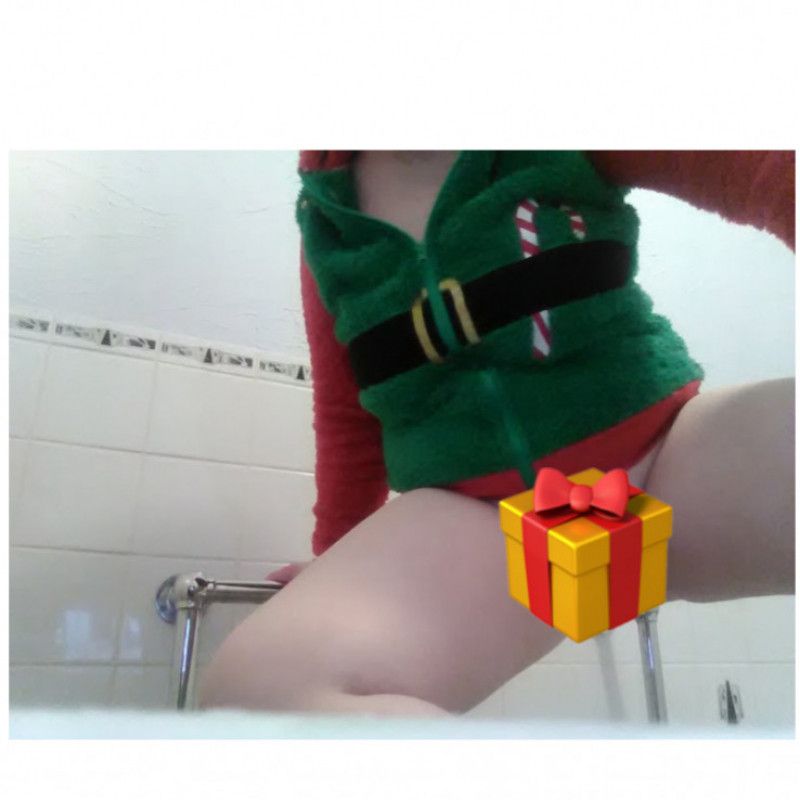 Slutty elf 2020 peekaboo pussy! 22 pics