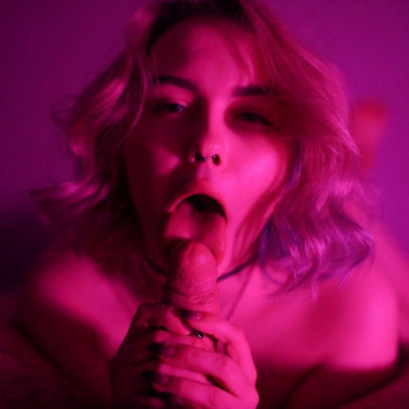 22 HD Photos of my Neon Blowjob