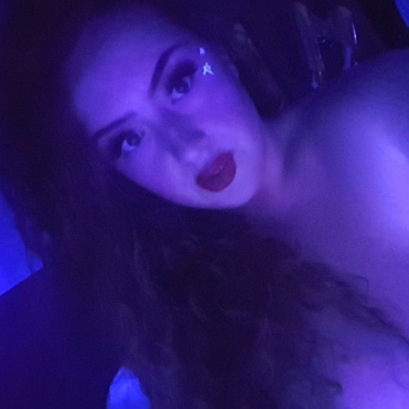 BBW Alien Babe Picture and Gif Set