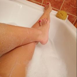 Take a bath with foot fetish