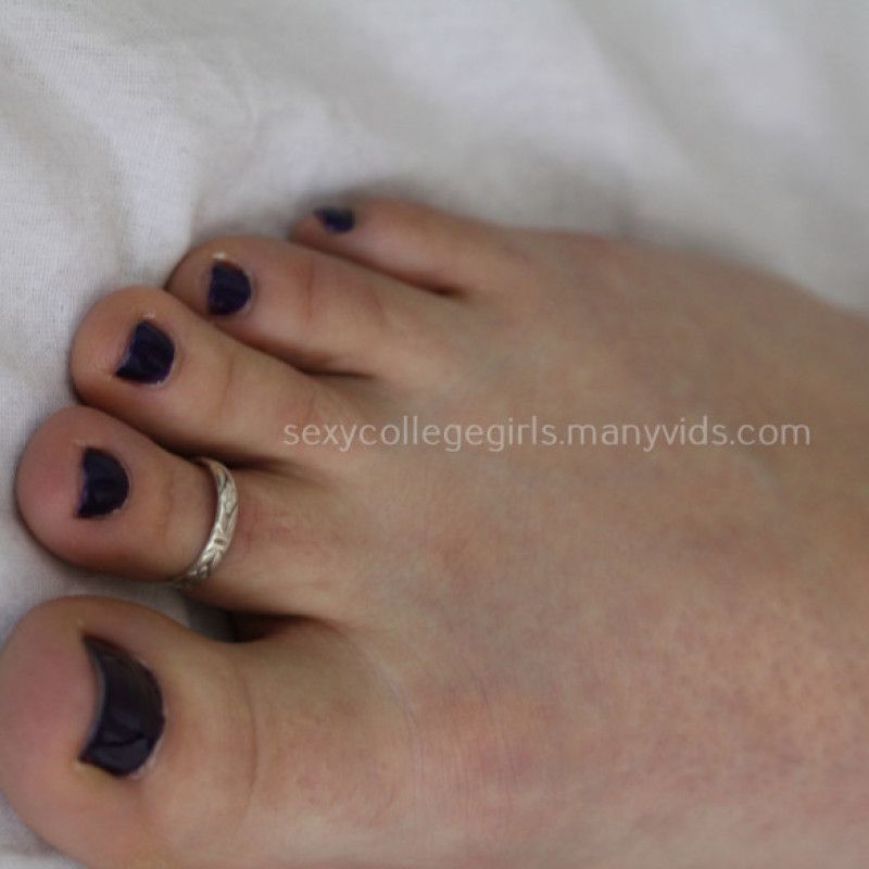 25 photos of feet of amateur models