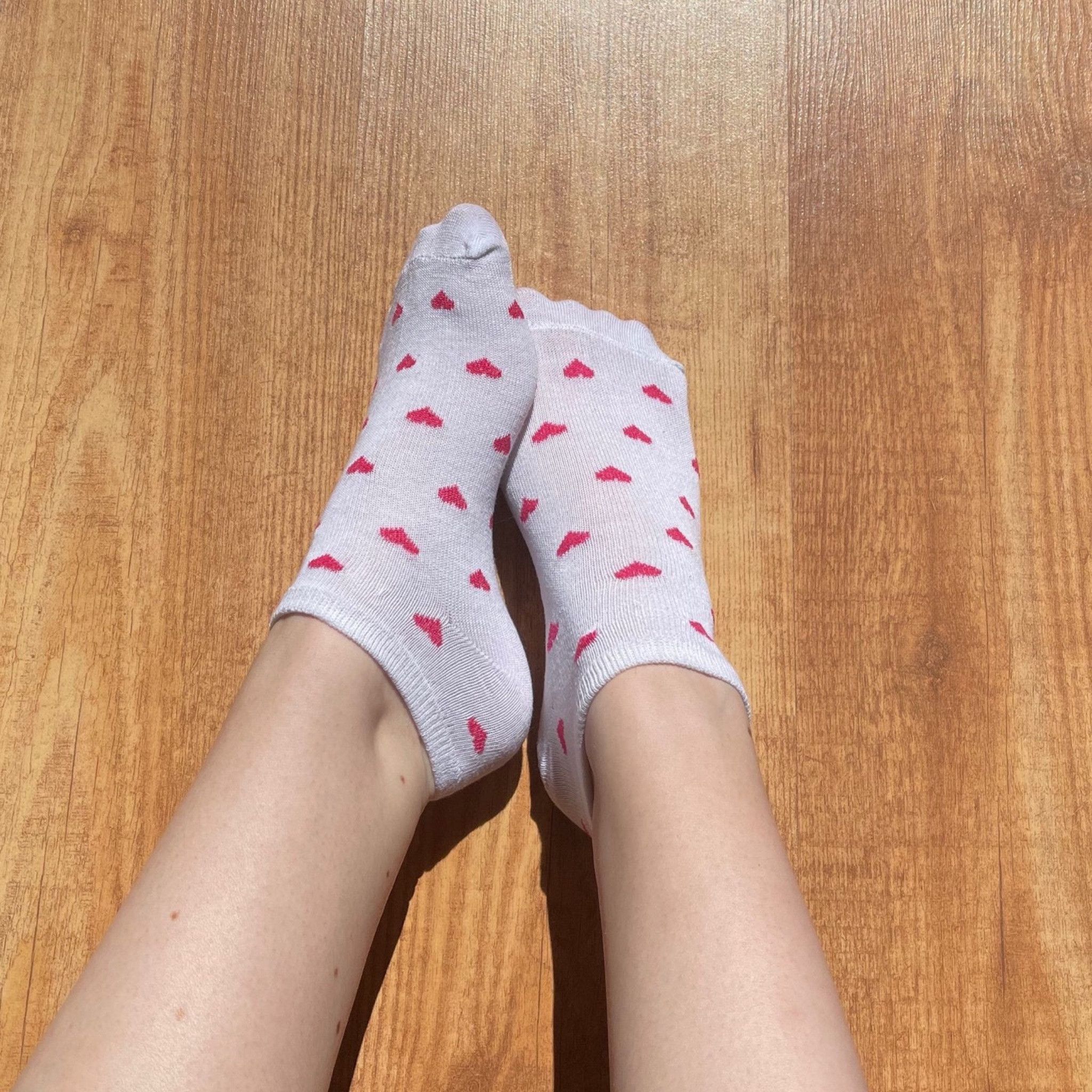 WHITE SOCKS WITH HEARTS