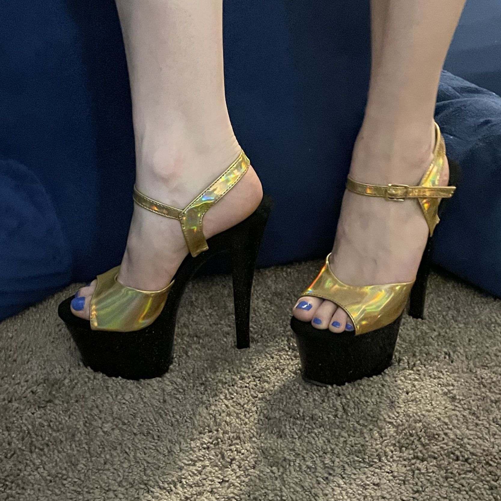 Sparkly Golden Size 7 Platform Pleasers