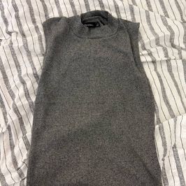 Sleeveless gray tank top