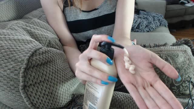 Sammys Uses Lotion on Her Hands