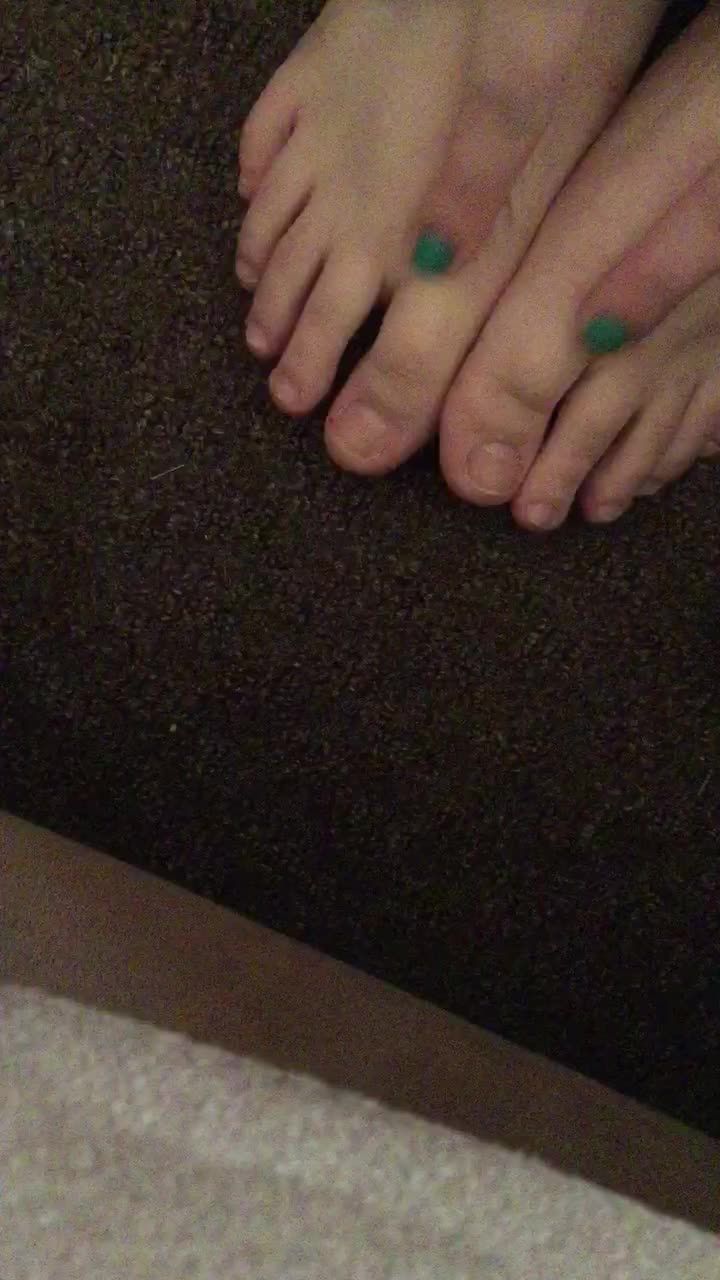 Painting my pretty toenails