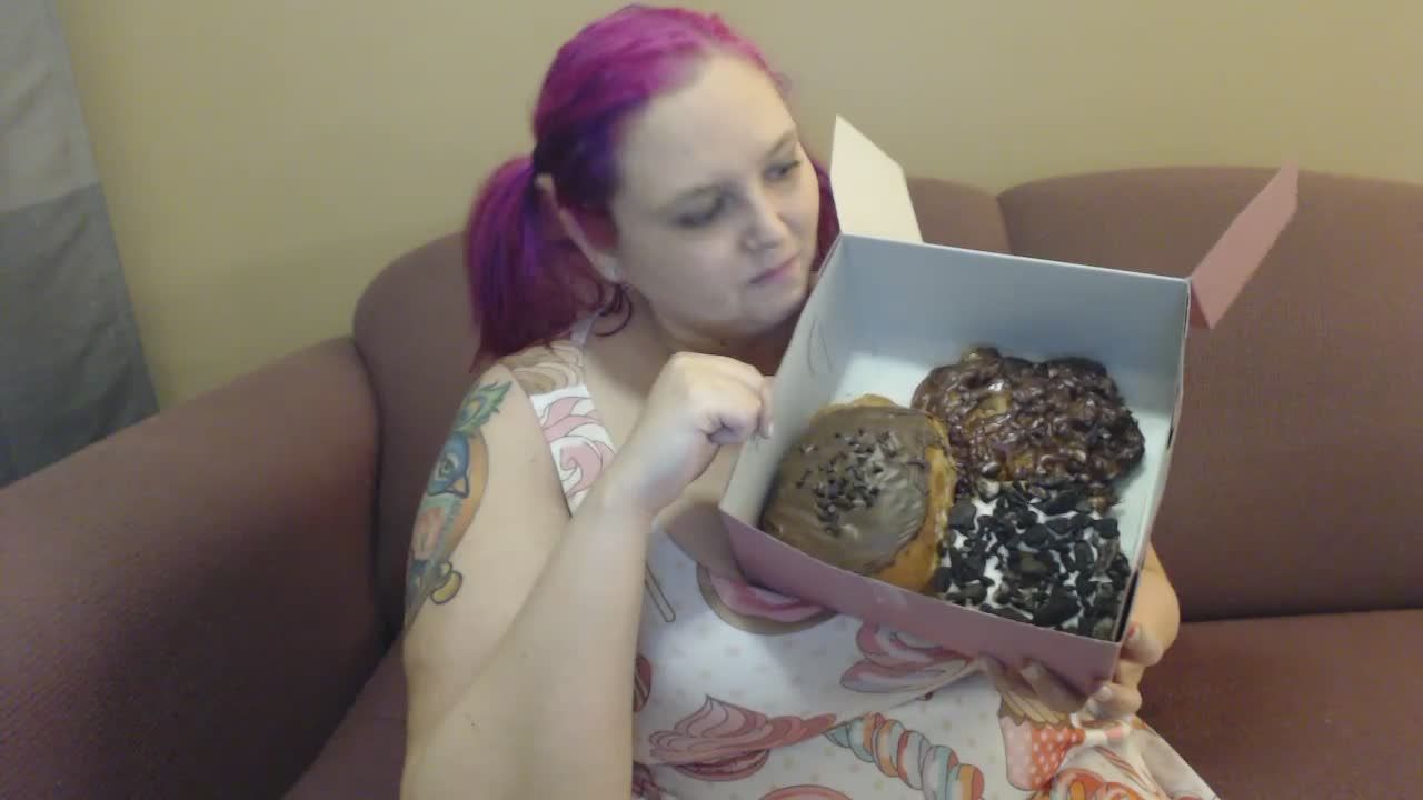 Donut Makes Sara Inflate