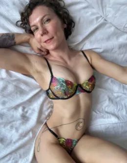 Valentine Vibes Contest - ManyVids