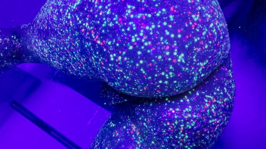 Blacklight Glitter Booty Pee 4k