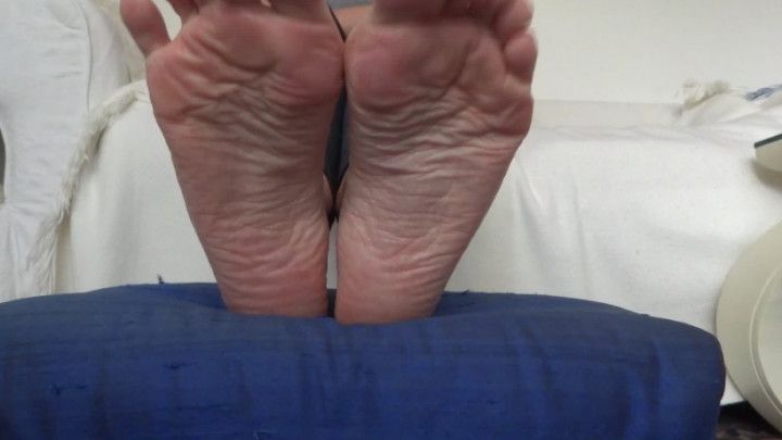 Wrinkled soles toes wiggling splayed tos