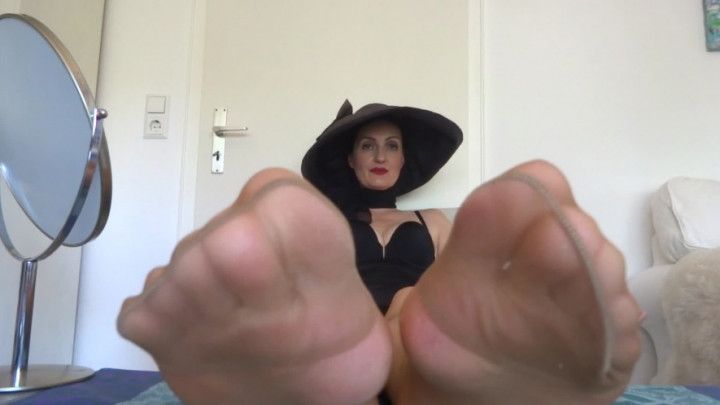 Sniff sweaty feet of your foot mistress