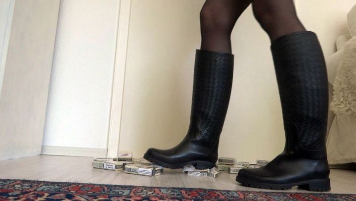 Wellingtosn Rubber boots crush cigarette packs