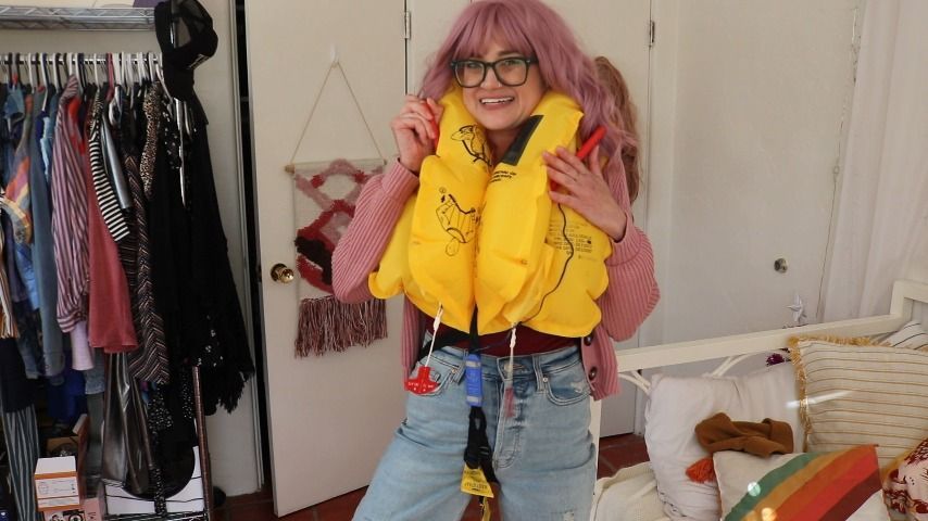 Manually Inflating Life Jacket