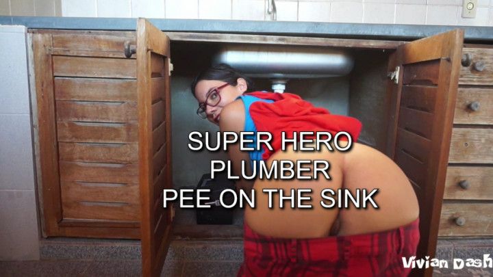 Plumber show buttcrack and PEE