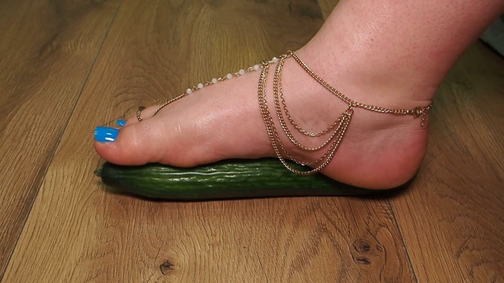 1 Foot BBWs play with cucumber - Blue pedicure no talking