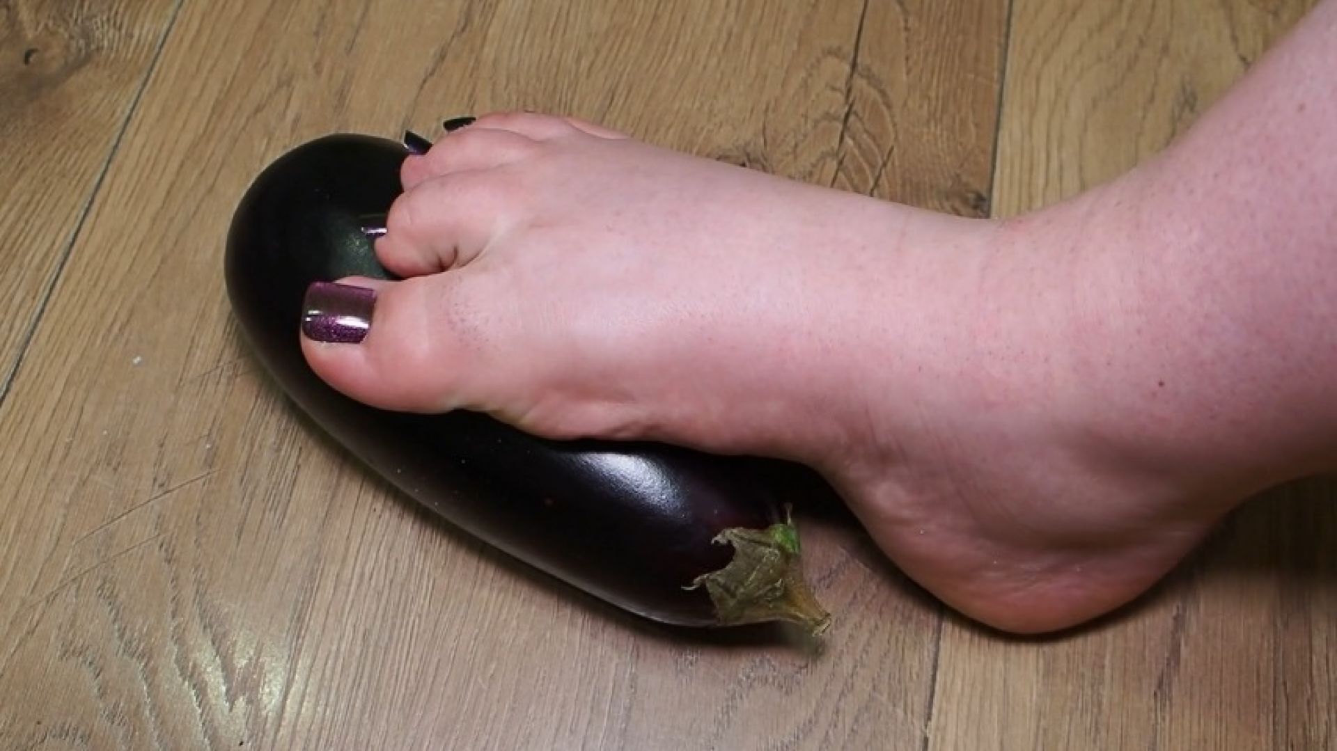 2 BBW plays with eggplant with her feet No talking