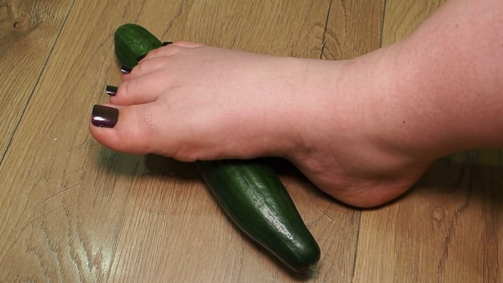 2 BBW plays with her feet with a big cucumber No talking