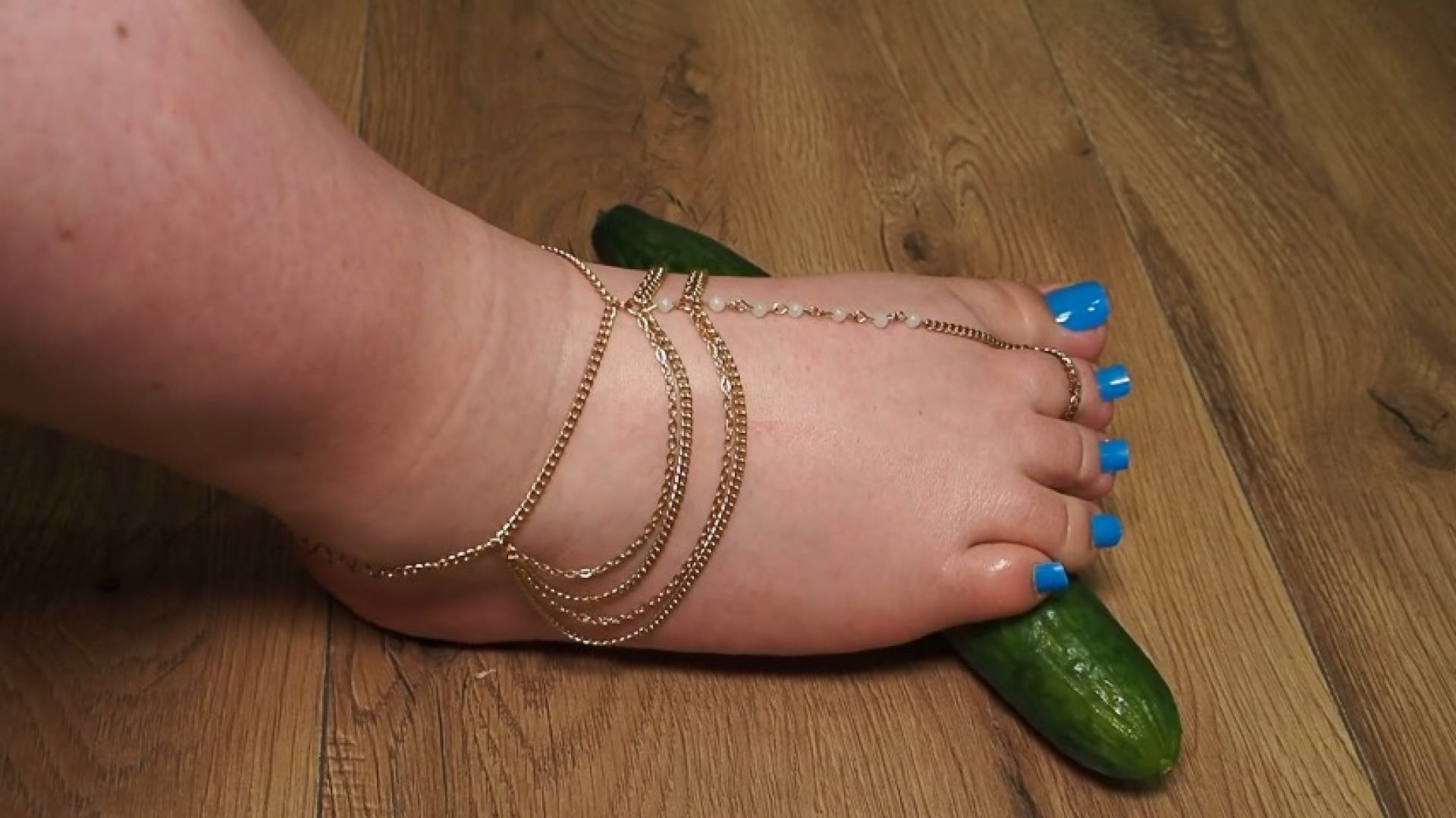 2 Foot BBWs play with cucumber - Blue pedicure no talking