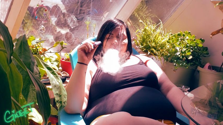 BBW Cutie Smokes and Cums in the Sun