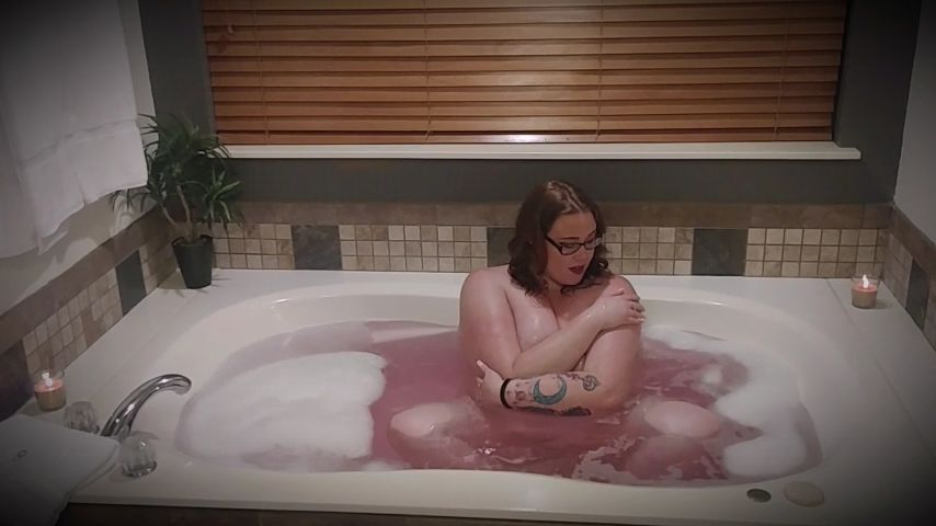 Bbw rubbing body &amp; masturbating in bath