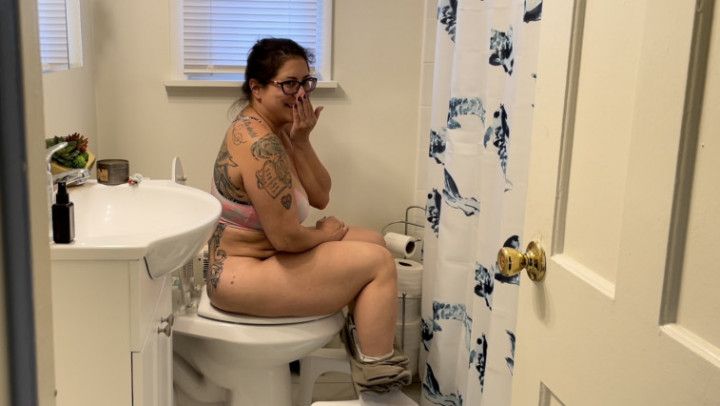 Gassy Girlfriend on the Toilet