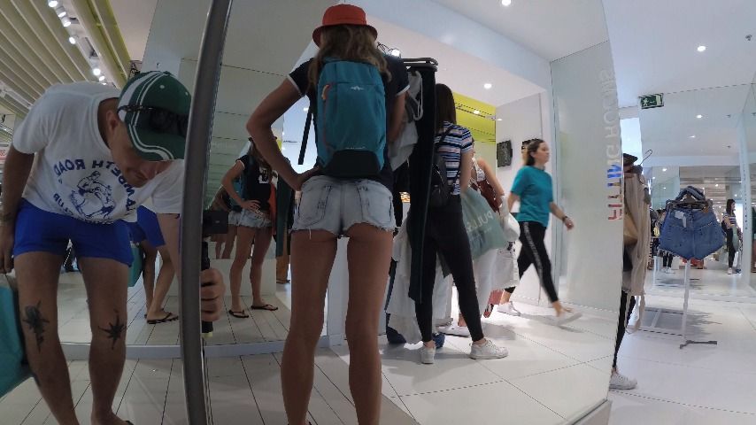 Risky Blowjob in the Fitting Room