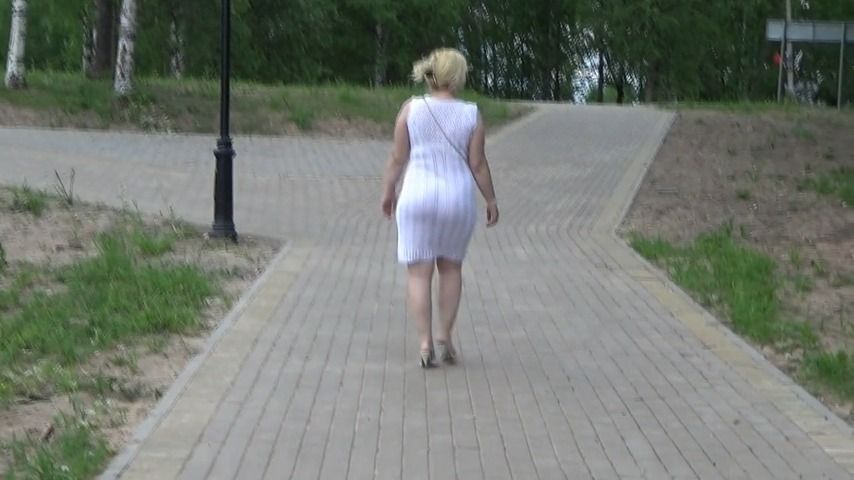 MILF in the park flashing her pussy on bench