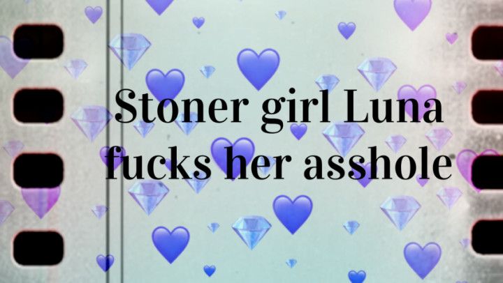 Stoner girl fucks her asshole