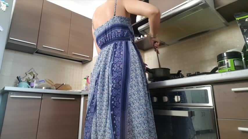 Girlfriend cooking and farting - spycam