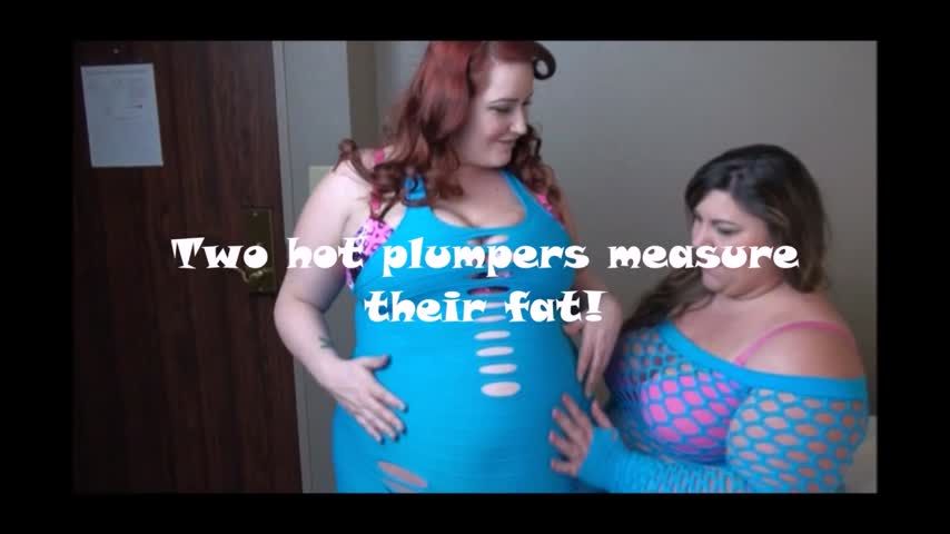 Two hot plumpers measure their fat