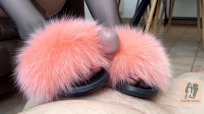 252 / Shoejob in Pink Fluffy Slippers