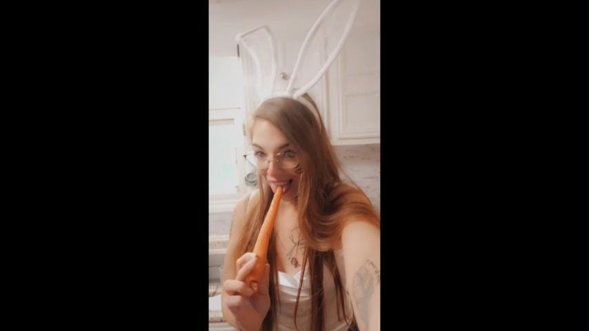 CosPlay Bunny Deepthroats Carrot