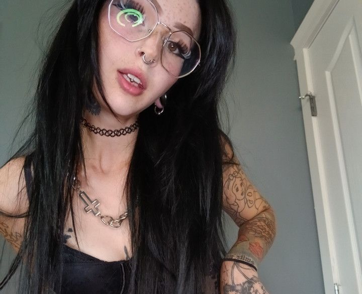 Goth Girl Masturbates For You