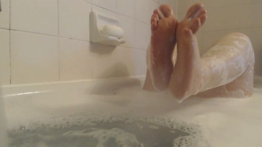 Feet in bathbubble fetish