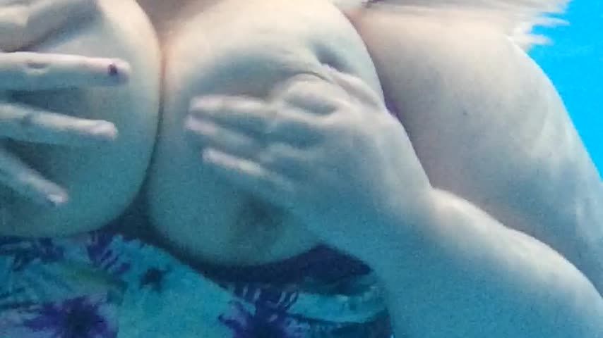 Deep end flashing while people swim