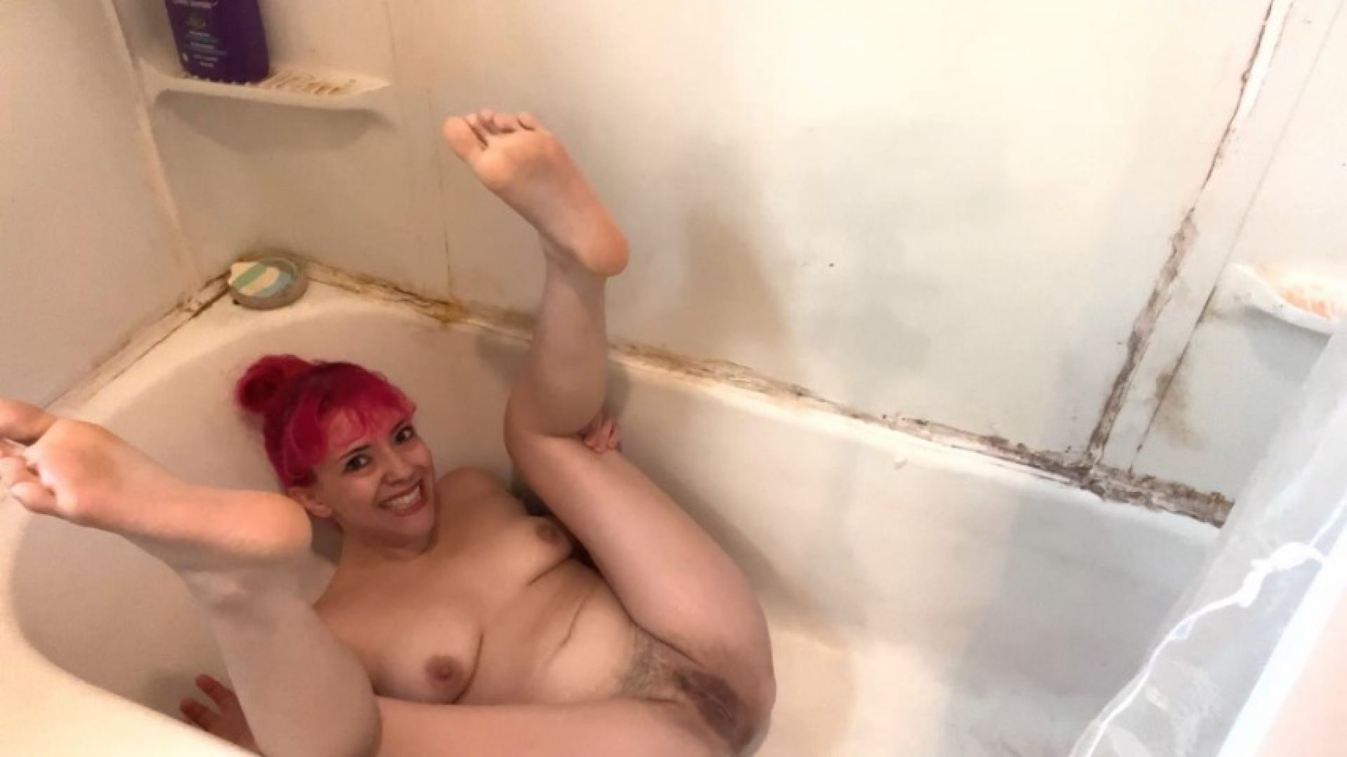 piss sluts pisses all over herself