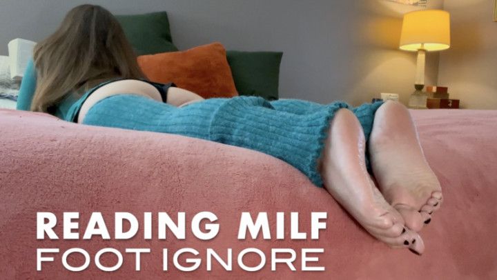 READING MILF | FOOT IGNORE