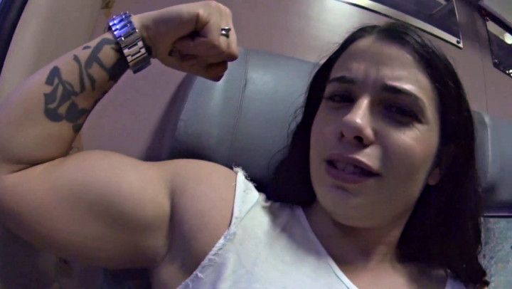 BICEPS GODDESS ON THE TRAIN