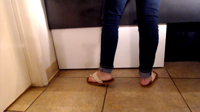 Leather Flip flops standing shoepplay