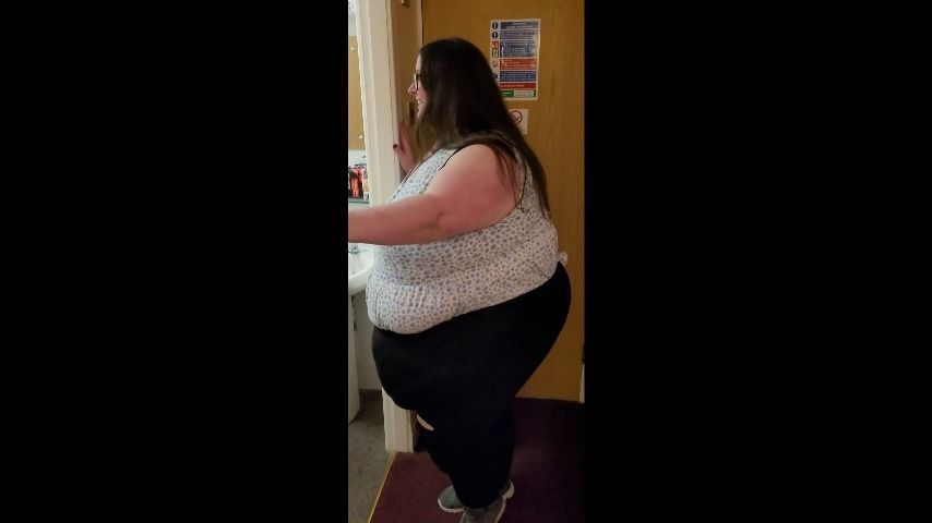 SSBBW VS TINY HOTEL ROOM &amp; BATHROOM