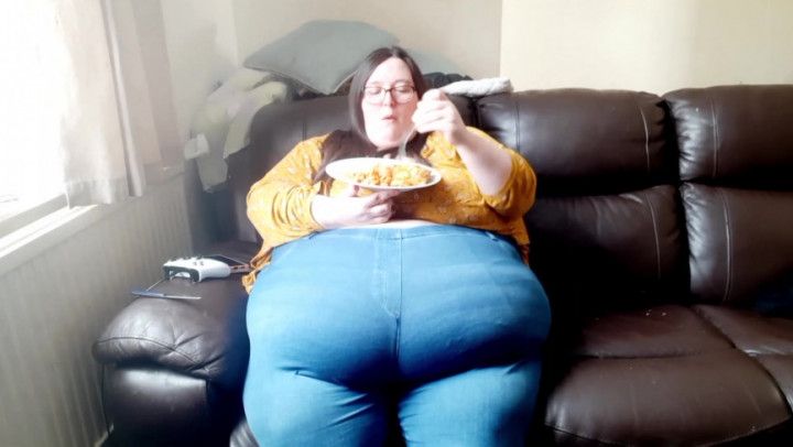 SSBBW EATING FOOD IN TIGHT CLOTHING BELL