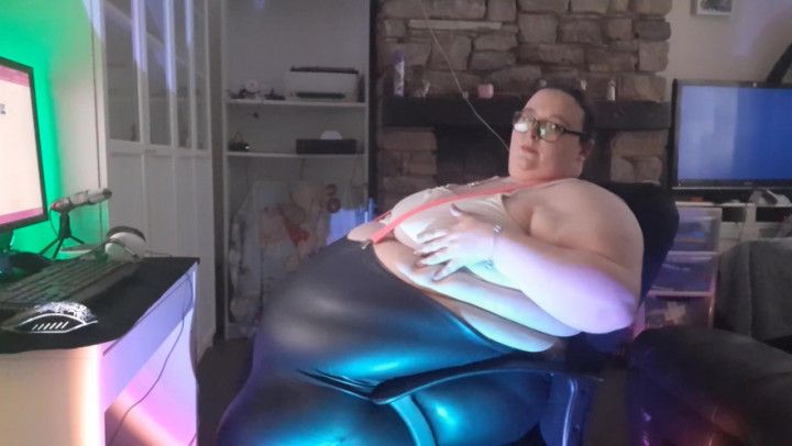 SSBBW GAMING IN TIGHT LEATHER PANTS BOUN