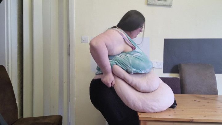 SSBBW ATTEMPTS TO WEIGH MASSIVE BELLY