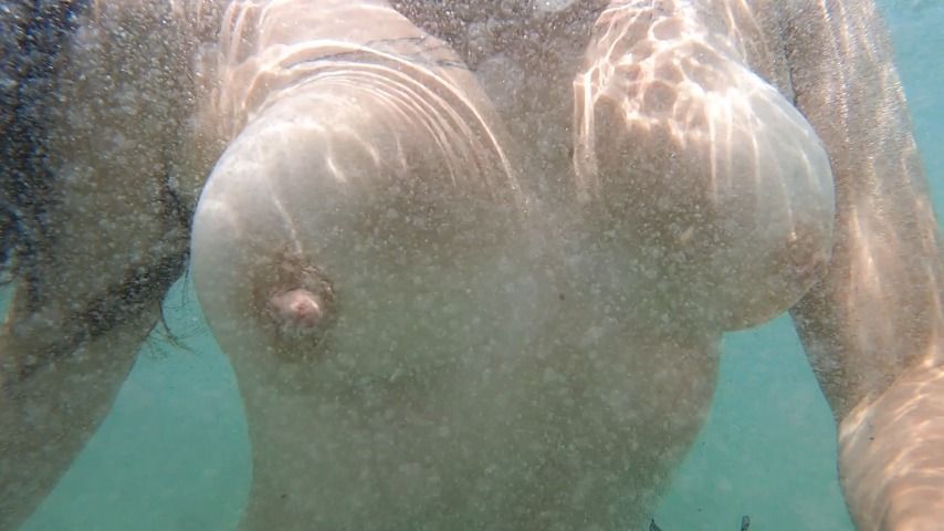 flashing and bouncin my boobs underwater