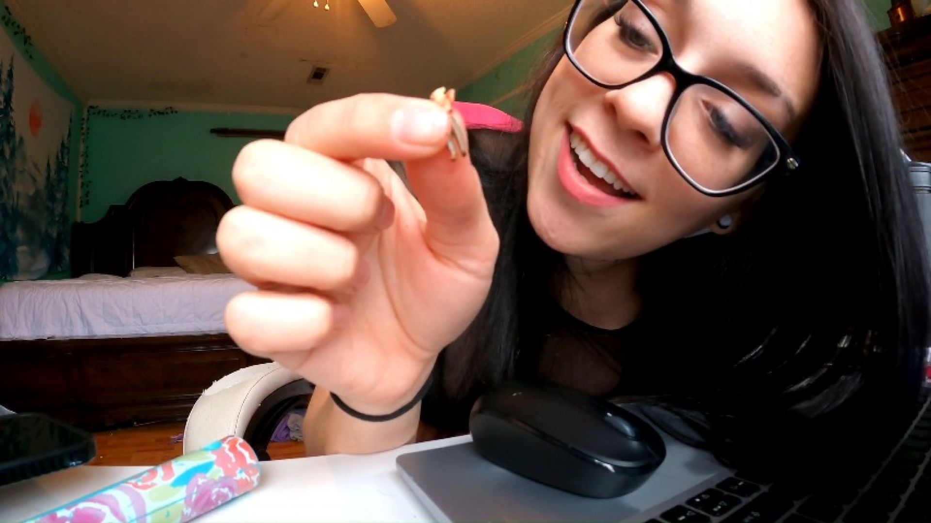 Giantess Camgirl disposes of Tiny fans